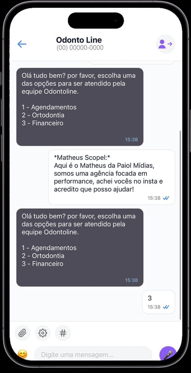Conversa aberta no aplicativo, com atendimento e chatbot